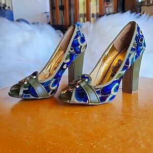 Naughty Monky heals size 8. Wear is on the inside (see pictures)